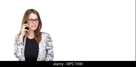 Imprenditrice sorridente in bicchieri parlando al telefono cellulare. Giovane e bella ragazza in Blazer bianco su sfondo isolato parlando al telefono cellulare. Donna Foto Stock