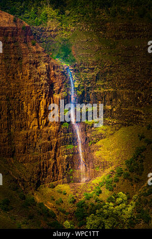 Guarda il Waimea Falls a Waimea Canyon State Park sull'isola di Kauai, Hawaii, USA, soprannominato il Grand Canyon del Pacifico. Foto Stock