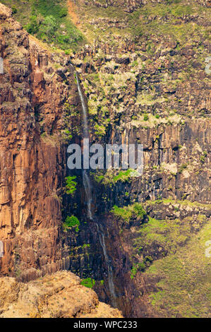 Guarda il Waimea Falls a Waimea Canyon State Park sull'isola di Kauai, Hawaii, USA, soprannominato il Grand Canyon del Pacifico. Foto Stock