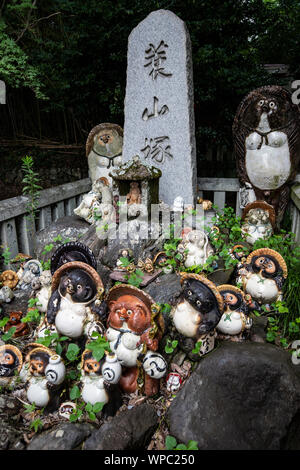 Tanuki Badger a Yashima-ji - Tanuki è la parola giapponese per un procione. Queste creature sono state rappresentate in giapponese del folklore per centinaia di Foto Stock
