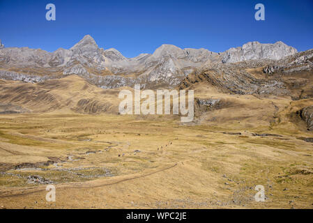 Sceneris lungo la Cordillera Huayhuash circuito, Ancash, Perù Foto Stock