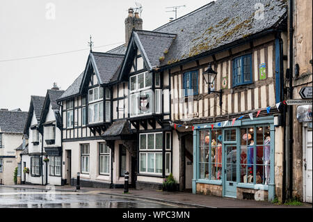 Metà medievali edifici con travi di legno nella strada principale della antica Anglo città sassone di Winchcombe, Cotswolds, Gloucestershire, Inghilterra Foto Stock