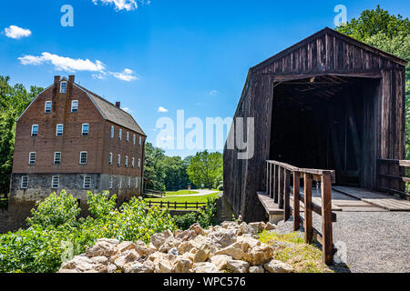 Il Bollinger Mill sito storico dello stato è uno stato di proprietà preservare un mulino e il ponte coperto che pre-data la Guerra Civile Americana in Burfordv Foto Stock