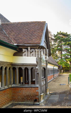 Portico a capanna e il chiostro del cammino storico del XVII secolo lungo viale gli ospizi di carità, Abingdon-on-Thames, Oxfordshire, sud-est dell'Inghilterra, Regno Unito Foto Stock