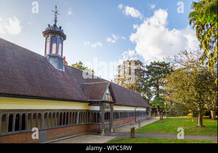 Portico a capanna e il chiostro del cammino storico del XVII secolo lungo viale gli ospizi di carità, Abingdon-on-Thames, Oxfordshire, sud-est dell'Inghilterra, Regno Unito Foto Stock