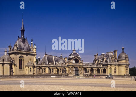 Das Schloss Chantilly liegt in der Französischen Kleinstadt Chantilly im Département Oise, ca. 50 chilometro nordöstlich von Paris. Es wurde um 1560 fü Foto Stock