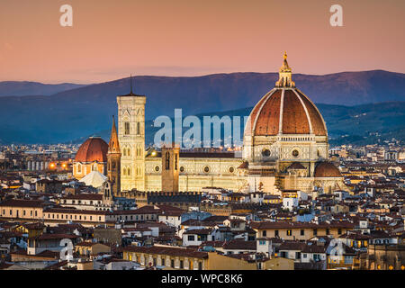 Cattedrale di Santa Maria del Fiore di notte, Firenze, Italia Foto Stock