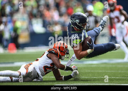 Seattle, WA, Stati Uniti d'America. 8 Sep, 2019. Seattle Seahawks stretta estremità verrà Dissly (88) è portato verso il basso dalla Cincinnati Bengals cornerback William Jackson III (22) durante una partita tra i Cincinnati Bengals e Seattle Seahawks al campo CenturyLink a Seattle, WA. Sean marrone/CSM/Alamy Live News Foto Stock