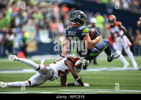 Seattle, WA, Stati Uniti d'America. 8 Sep, 2019. Seattle Seahawks stretta estremità verrà Dissly (88) è portato verso il basso dalla Cincinnati Bengals cornerback William Jackson III (22) durante una partita tra i Cincinnati Bengals e Seattle Seahawks al campo CenturyLink a Seattle, WA. Sean marrone/CSM/Alamy Live News Foto Stock