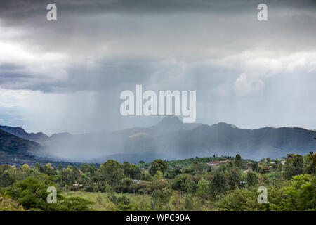 Localizzate la tempesta di pioggia pioggia battente oltre il paesaggio etiopico. Foto Stock