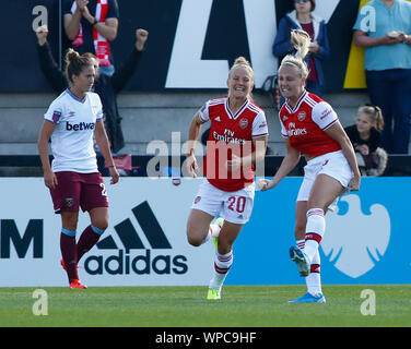 BOREHAMWOOD, Inghilterra - Settembre 08: Beth Mead di Arsenal celebra il suo obiettivo durante la Barclay FA DONNA Super League match tra l'Arsenal per la donna un Foto Stock