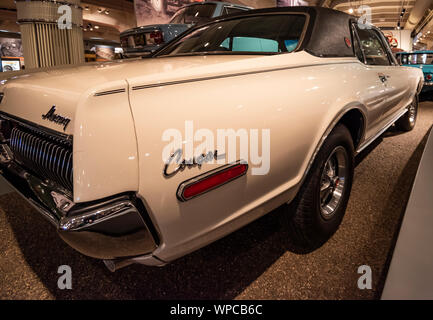 Dearborn, MI, Stati Uniti d'America - Marzo 2019: Il 1968 Mercury Cougar XR-7 coupe presentate nel Museo di Henry Ford di American innovazione. Foto Stock