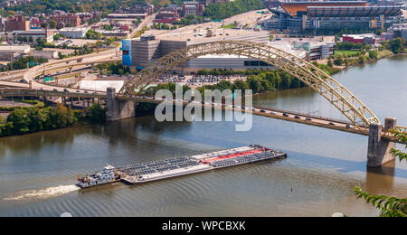 Un caricato river barge sotto il West End ponte sul fiume Ohio con i fiumi Casino e Heinz Field in background in estate, Pgh, PA, Stati Uniti d'America Foto Stock