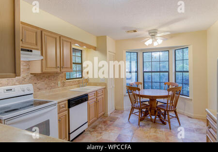 Stile semplice cucina con round mangiare nella tabella. Foto Stock