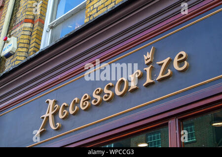 Personalizzate il vostro nome sulla facciata sopra la porta di ingresso per il proprio negozio in High Street, Guildford, Surrey, sud-est dell'Inghilterra, Regno Unito Foto Stock