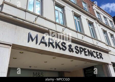 La Marks & Spencer nome sulla facciata sopra la porta di ingresso per il proprio negozio in High Street, Guildford, Surrey, sud-est dell'Inghilterra, Regno Unito Foto Stock