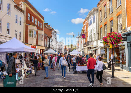 Guildford Antique & Brocante Street Market, stallo nella zona pedonale e vista lungo High Street, Guildford, Surrey, Inghilterra sudorientale, REGNO UNITO Foto Stock