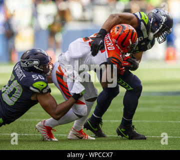 Seattle Seahawks fuori linebacker K.J. Wright (50) e Seattle Seahawks middle linebacker Bobby Wagner (54) mantiene Cincinnati Bengals running back Giovani Bernard (25) per un 5-cantiere guadagno durante il quarto trimestre al campo CenturyLink Su settembre 8, 2019 a Seattle, Washington. La Seattle Seahawks battere Cincinnati Bengals 21-20 a Seattle Foto di Jim Bryant/UPI Foto Stock