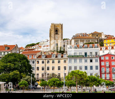 Campanile di sé de Lisboa cattedrale nel quartiere di Alfama di Lisbona Foto Stock