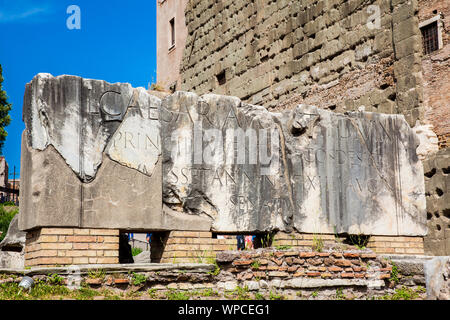 Pietre antiche iscrizioni all'ingresso della Basilica Aemilia al Foro Romano a Roma Foto Stock