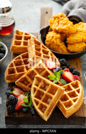 Colazione a vassoio con cialde, di bacche e di pollo Foto Stock