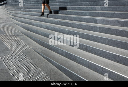 Abstract di persone scendendo alcuni gradini Foto Stock