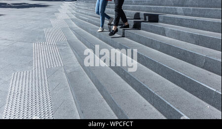 Abstract di persone scendendo alcuni gradini Foto Stock