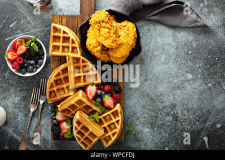 Colazione a vassoio con cialde, di bacche e di pollo Foto Stock