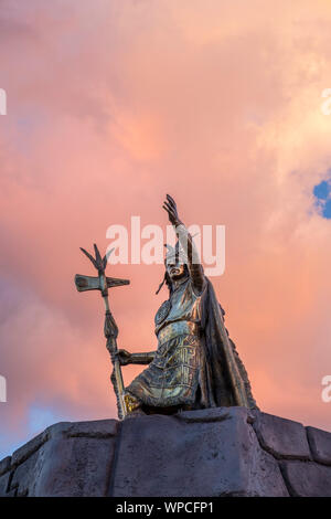 Statua di Pachacuti Inca, città di Cusco Plaza de Armas Cusco, Provincia di Urubamba, Valle Sacra, Perù Foto Stock