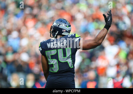 Seattle, WA, Stati Uniti d'America. 8 Sep, 2019. Seattle Seahawks linebacker Bobby Wagner (54) cerca di pompare la folla durante un gioco tra i Cincinnati Bengals e Seattle Seahawks al campo CenturyLink a Seattle, WA. Il Seahawks ha vinto 21-20. Sean marrone/CSM/Alamy Live News Foto Stock