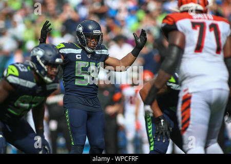 Seattle, WA, Stati Uniti d'America. 8 Sep, 2019. Seattle Seahawks linebacker Bobby Wagner (54) cerca di pompare la folla durante un gioco tra i Cincinnati Bengals e Seattle Seahawks al campo CenturyLink a Seattle, WA. Il Seahawks ha vinto 21-20. Sean marrone/CSM/Alamy Live News Foto Stock