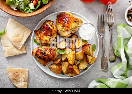 Pollo arrosto e patate Foto Stock