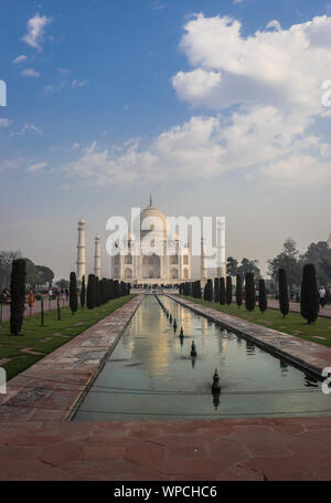 Immagine tajmahal è prendere a agra Uttar Pradesh india su 02 apr 2019. Si tratta di una delle sette meraviglie del mondo nonché UNSCO sito patrimonio mondiale. Ho Foto Stock