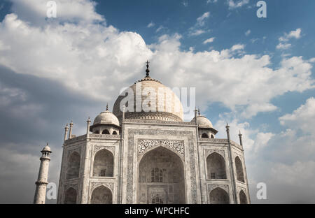 Immagine tajmahal con cielo blu immagine di sfondo prese a agra Uttar Pradesh, India. Si tratta di una delle sette meraviglie del mondo nonché UNSCO mondo egli Foto Stock