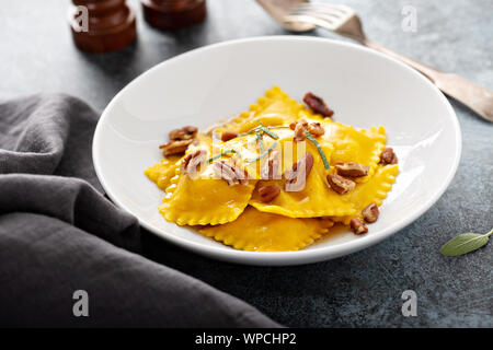 La zucca tortellini marrone con il burro e le noci pecan Foto Stock