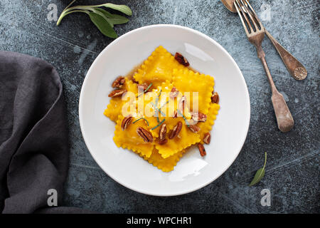 La zucca tortellini marrone con il burro e le noci pecan Foto Stock