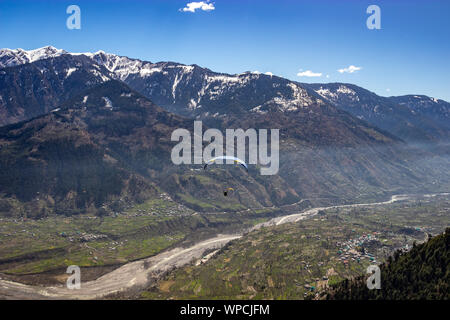 Parapendio nel cappuccio di neve montagne dell'himalaya immagine viene preso a Manali India mostrando la sua incredibile vista naturale. Foto Stock