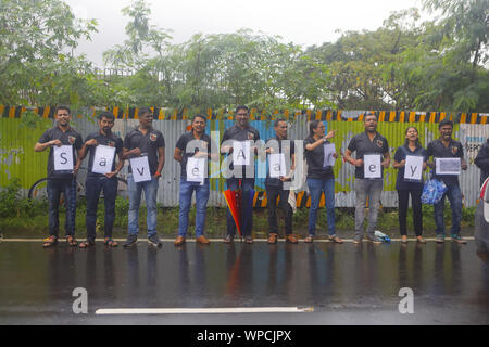 Mumbai, Maharashtra. 8 Sep, 2019. 08 Sett 2019 - Mumbai - India.nonostante un pesante acquazzone di piogge Mumbai residenti provengono a protestare contro la distruzione della foresta Aarey in Mumbai come pure la foresta amazzonica in Brasile.Il governo ha proposto di tagliare verso il basso 2700 alberi per fare la strada per raggiungere la metropolitana capannone auto nella Aarey area forestale di Mumbai.I residenti termine questo come un tentativo di land grab & un progetto di distruzione della foresta Aarey che è casa di 9 leopardi & Wildlife & 500 migliaia di alberi. Credito: Subhash Sharma/ZUMA filo/Alamy Live News Foto Stock