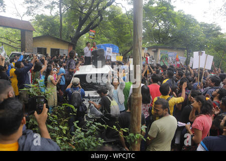 Mumbai, Maharashtra. 8 Sep, 2019. 08 Sett 2019 - Mumbai - India.nonostante un pesante acquazzone di piogge Mumbai residenti provengono a protestare contro la distruzione della foresta Aarey in Mumbai come pure la foresta amazzonica in Brasile.Il governo ha proposto di tagliare verso il basso 2700 alberi per fare la strada per raggiungere la metropolitana capannone auto nella Aarey area forestale di Mumbai.I residenti termine questo come un tentativo di land grab & un progetto di distruzione della foresta Aarey che è casa di 9 leopardi & Wildlife & 500 migliaia di alberi. Credito: Subhash Sharma/ZUMA filo/Alamy Live News Foto Stock