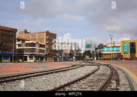 RIOBAMBA, ECUADOR - 16 febbraio 2014: rotaie che conducono fuori della stazione ferroviaria di Riobamba in direzione della famosa Nariz del Diablo Foto Stock