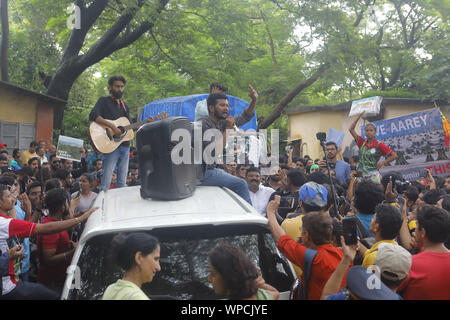 Mumbai, Maharashtra. 8 Sep, 2019. 08 Sett 2019 - Mumbai - India.nonostante un pesante acquazzone di piogge Mumbai residenti provengono a protestare contro la distruzione della foresta Aarey in Mumbai come pure la foresta amazzonica in Brasile.Il governo ha proposto di tagliare verso il basso 2700 alberi per fare la strada per raggiungere la metropolitana capannone auto nella Aarey area forestale di Mumbai.I residenti termine questo come un tentativo di land grab & un progetto di distruzione della foresta Aarey che è casa di 9 leopardi & Wildlife & 500 migliaia di alberi. Credito: Subhash Sharma/ZUMA filo/Alamy Live News Foto Stock