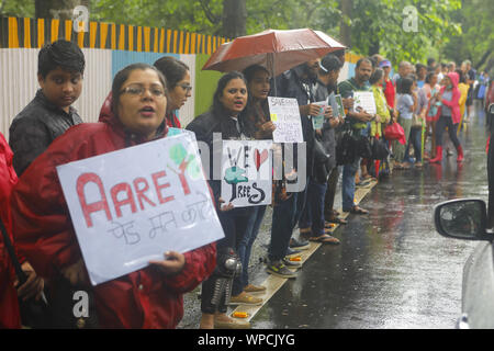 Mumbai, Maharashtra. 8 Sep, 2019. 08 Sett 2019 - Mumbai - India.nonostante un pesante acquazzone di piogge Mumbai residenti provengono a protestare contro la distruzione della foresta Aarey in Mumbai come pure la foresta amazzonica in Brasile.Il governo ha proposto di tagliare verso il basso 2700 alberi per fare la strada per raggiungere la metropolitana capannone auto nella Aarey area forestale di Mumbai.I residenti termine questo come un tentativo di land grab & un progetto di distruzione della foresta Aarey che è casa di 9 leopardi & Wildlife & 500 migliaia di alberi. Credito: Subhash Sharma/ZUMA filo/Alamy Live News Foto Stock