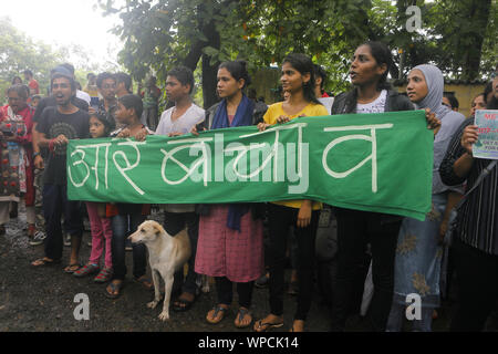 Mumbai, Maharashtra. 8 Sep, 2019. 08 Sett 2019 - Mumbai - India.nonostante un pesante acquazzone di piogge Mumbai residenti provengono a protestare contro la distruzione della foresta Aarey in Mumbai come pure la foresta amazzonica in Brasile.Il governo ha proposto di tagliare verso il basso 2700 alberi per fare la strada per raggiungere la metropolitana capannone auto nella Aarey area forestale di Mumbai.I residenti termine questo come un tentativo di land grab & un progetto di distruzione della foresta Aarey che è casa di 9 leopardi & Wildlife & 500 migliaia di alberi. Credito: Subhash Sharma/ZUMA filo/Alamy Live News Foto Stock