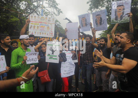 Mumbai, Maharashtra. 8 Sep, 2019. 08 Sett 2019 - Mumbai - India.nonostante un pesante acquazzone di piogge Mumbai residenti provengono a protestare contro la distruzione della foresta Aarey in Mumbai come pure la foresta amazzonica in Brasile.Il governo ha proposto di tagliare verso il basso 2700 alberi per fare la strada per raggiungere la metropolitana capannone auto nella Aarey area forestale di Mumbai.I residenti termine questo come un tentativo di land grab & un progetto di distruzione della foresta Aarey che è casa di 9 leopardi & Wildlife & 500 migliaia di alberi. Credito: Subhash Sharma/ZUMA filo/Alamy Live News Foto Stock