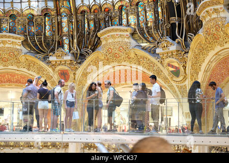 Gli acquirenti e i turisti a scattare foto al passaggio in vetro a gallerie di Lafayette Paris Haussmann Foto Stock