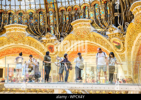 Gli acquirenti e i turisti a scattare foto al passaggio in vetro a gallerie di Lafayette Paris Haussmann Foto Stock