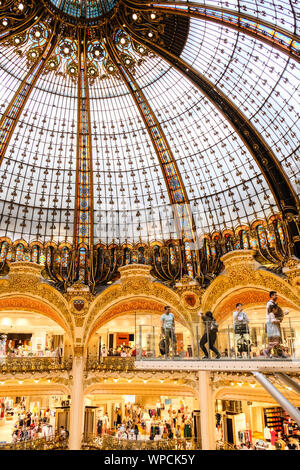 Gli acquirenti e i turisti a scattare foto al passaggio in vetro a gallerie di Lafayette Paris Haussmann Foto Stock