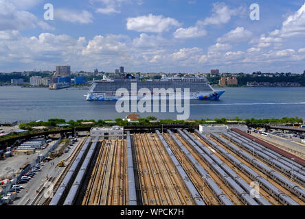 Una nave da crociera passando dai cantieri di Hudson in New York City Foto Stock