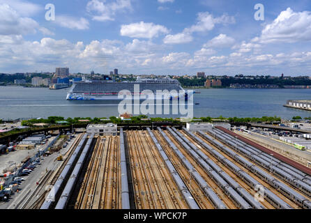 Una nave da crociera passando dai cantieri di Hudson in New York City Foto Stock