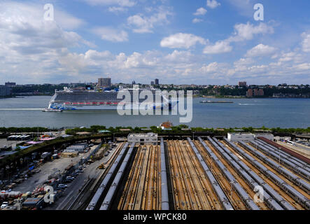 Una nave da crociera passando dai cantieri di Hudson in New York City Foto Stock